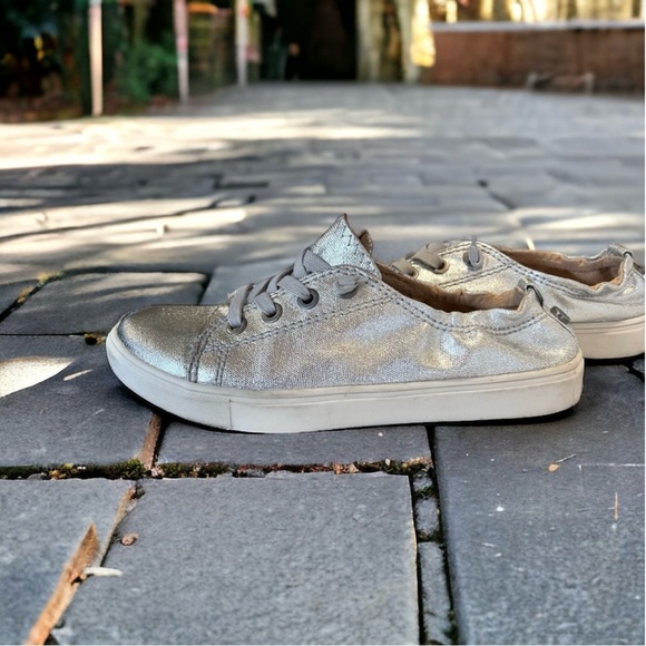 Steve Madden Jane silver sneaker. Gently worn. Super comfortable Great condition - Picture 13 of 17